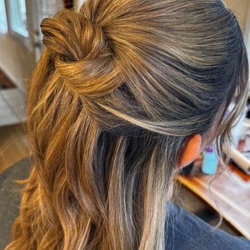 Twisted knot half-up hairstyle, Yiqara Hair Co. Instagram